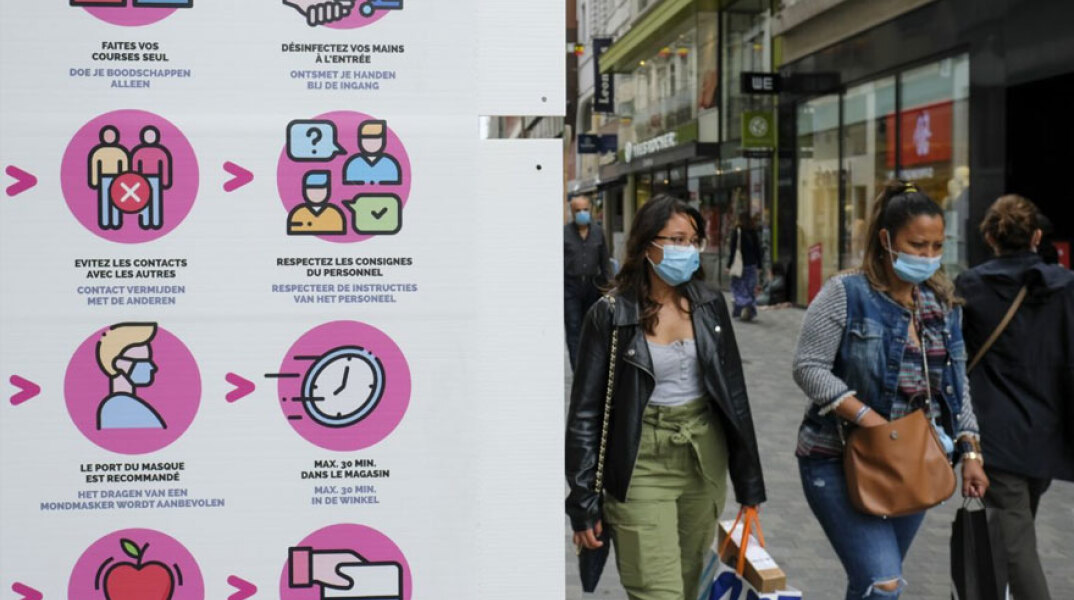 Γυναίκες με μάσκα για τον κορωνοϊό στις Βρυξέλλες