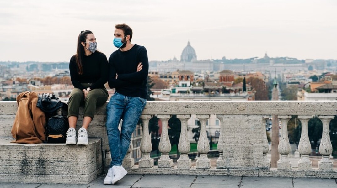 Ζευγάρι με μάσκα στη Ρώμη με θέα το Βατικανό