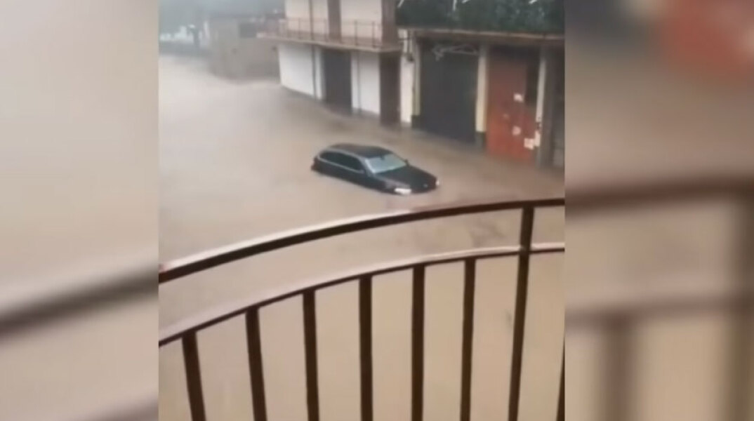 Δρόμοι «ποτάμια» στη Σικελία από την κακοκαιρία, καθώς οι καταιγίδες προκάλεσαν πλημμύρες