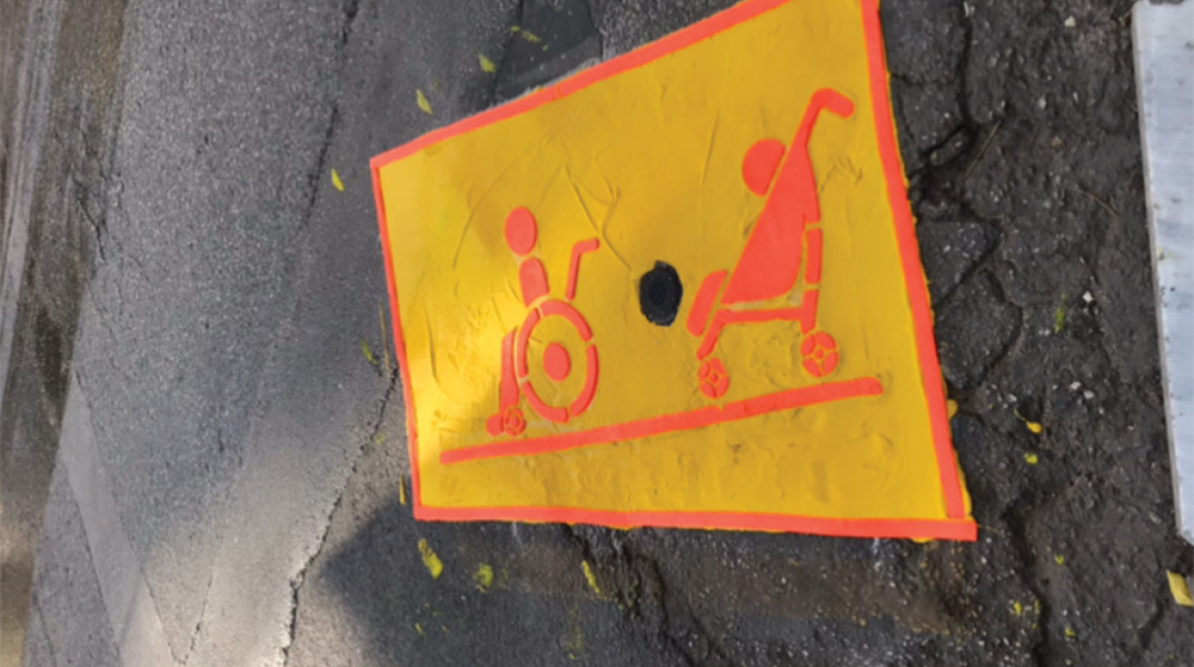 Ειδική σήμανση στο τέλος του πεζοδρόμιου για παιδικά ή αναπηρικά καροτσάκια