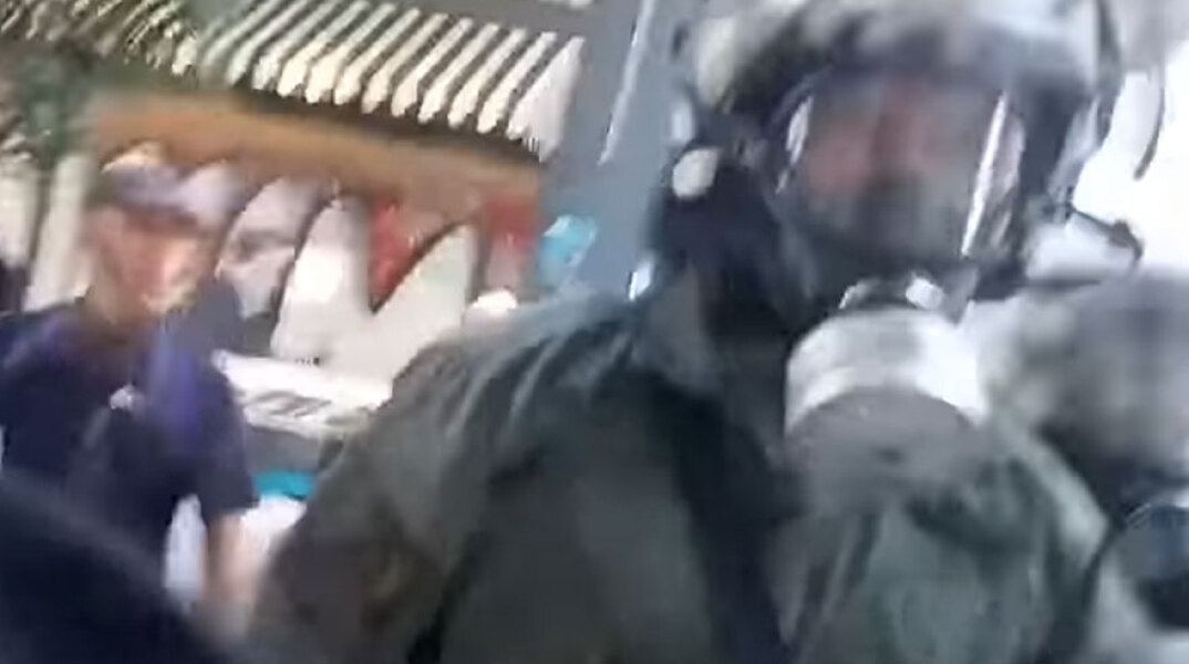 Εξάρχεια: Ο αστυνομικός των ΜΑΤ που σπάει τζαμαρία σε κατάστημα