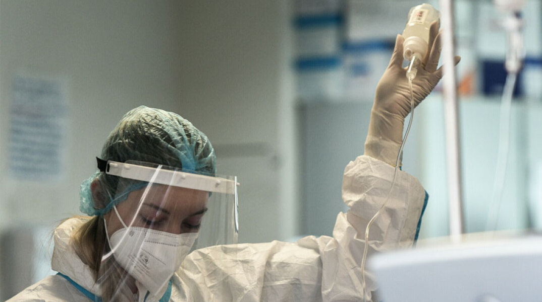 Νοσηλεύτρια σε ΜΕΘ για ασθενείς με κορωνοϊό (ΦΩΤΟ ΑΡΧΕΙΟΥ) - Η θετικότητα ξεπερνά το 1% σε 15 περιοχές στην Ελλάδα