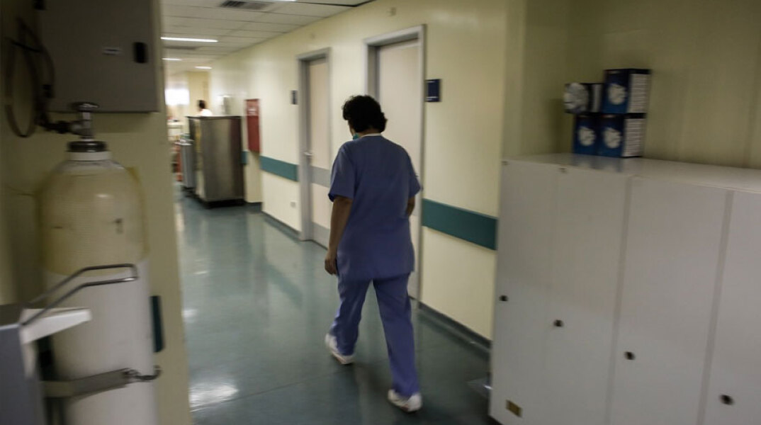 Υγειονομικός σε νοσοκομείο για non covid περιστατικά