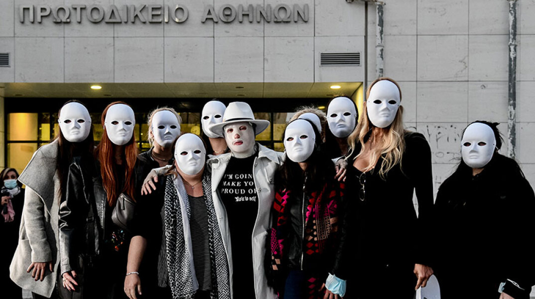 Η Ιωάννα Παλιοσπύρου με τις φίλες της οι οποίες φορούν μάσκα, μετά την ετυμηγορία του δικαστηρίου για την Έφη Κακαράντζουλα