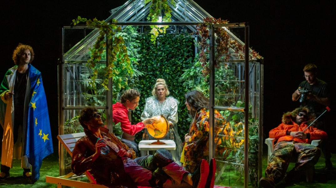 "Παράδεισος. Πλημμύρα/λιμοκτονία/παιχνίδι" του Τόμας Κεκ, σε σκηνοθεσία Κατερίνας Γιαννοπούλου, στη Στέγη του Ιδρύματος Ωνάση