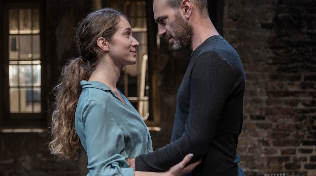 To "Knock" της Μέγκαν Τζένκινς, σε σκηνοθεσία Ντίνου Ψυχογιού, στο θέατρο Φούρνος