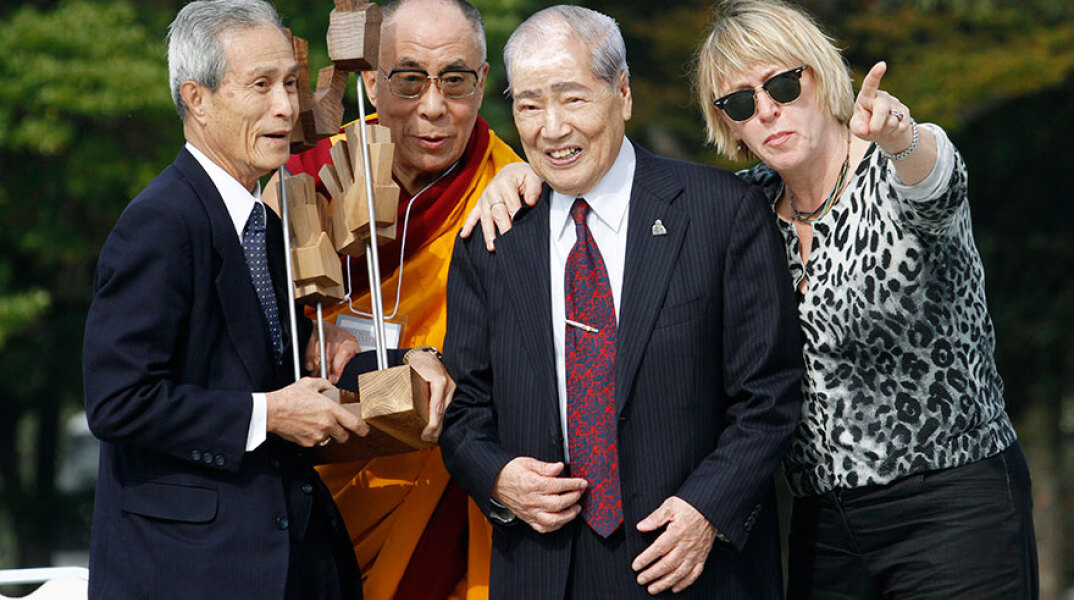 Ο Σουνάο Τσουμπόι (Sunao Tsuboi) με τον Δαλάι Λάμα στο κέντρο της φωτογραφίας - Ήταν 20 ετών όταν έπεσε η ατομική βόμβα στη Χιροσίμα