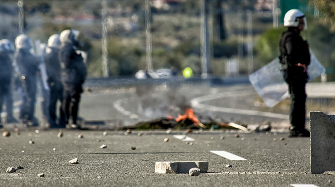 Η Εθνική Οδός Αθηνών - Πατρών έκλεισε στο ύψος του Ζευγολατιού, καθώς υπήρξε ένταση με Ρομά για την καταδίωξη στο Πέραμα