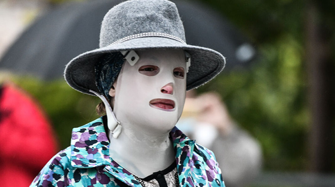 Η Ιωάννα Παλιοσπύρου δέχτηκε την επίθεση με βιτριόλι από την Έφη Κακαράντζουλα στην Καλλιθέα