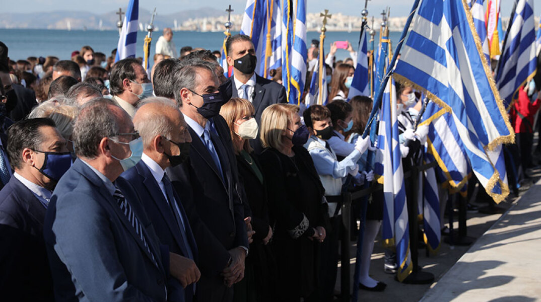 Ο πρωθυπουργός Κυριάκος Μητσοτάκης στο Παλαιό Φάληρο για τη μαθητική παρέλαση της 28ης Οκτωβρίου 1940