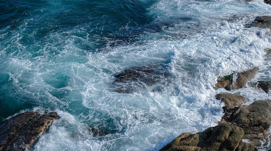 Κύματα παρέσυραν από προβλήτα ψαρά στην Κρήτη (ΦΩΤΟ ΑΡΧΕΙΟΥ)