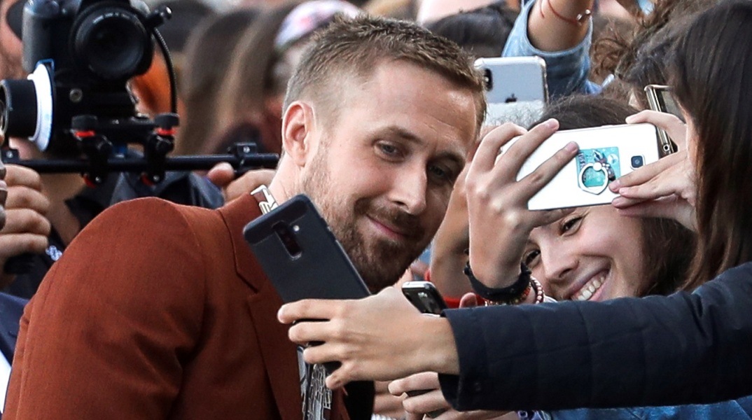 Ο ηθοποιός Ράιαν Γκόσλινγκ βγάζει σέλφι με θαυμάστριές του