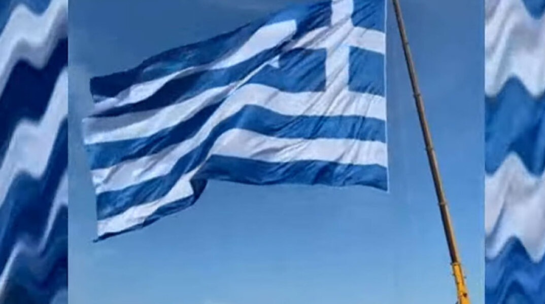 Η μεγαλύτερη ελληνική σημαία στον κόσμο υψώθηκε στη Σαντορίνη για την 28η Οκτωβρίου 1940