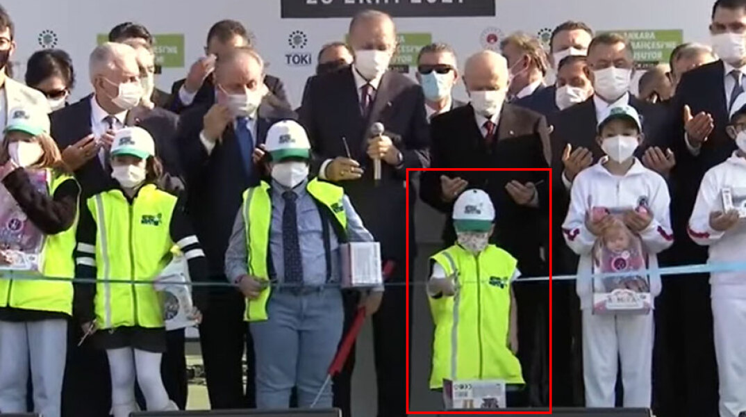 Ο Ερντογάν σε εγκαίνια πάρκου βλέπει τον πιτσιρικά να ετοιμάζεται να κόψει πρόωρα την κορδέλα με το ψαλίδι