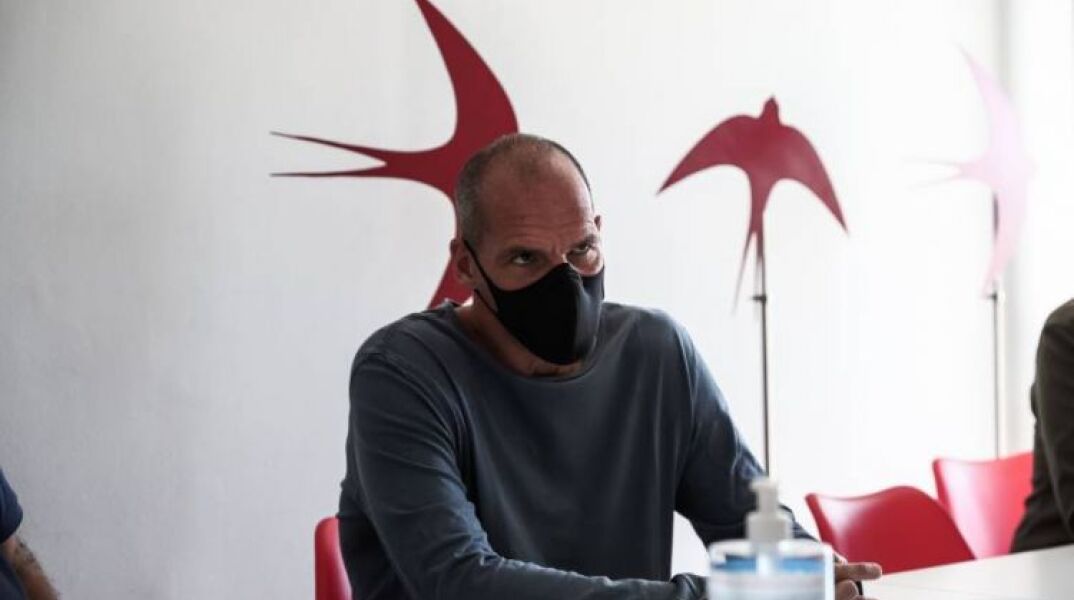 Ο Βαρουφάκης καταγγέλλει τον Ζούκερμπεργκ για το META