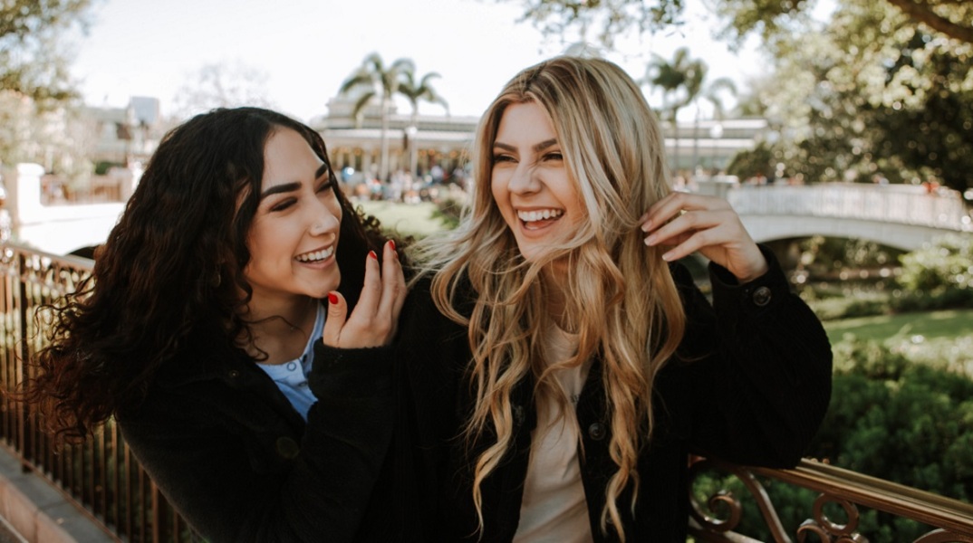 Δύο κορίτσια γελάνε.