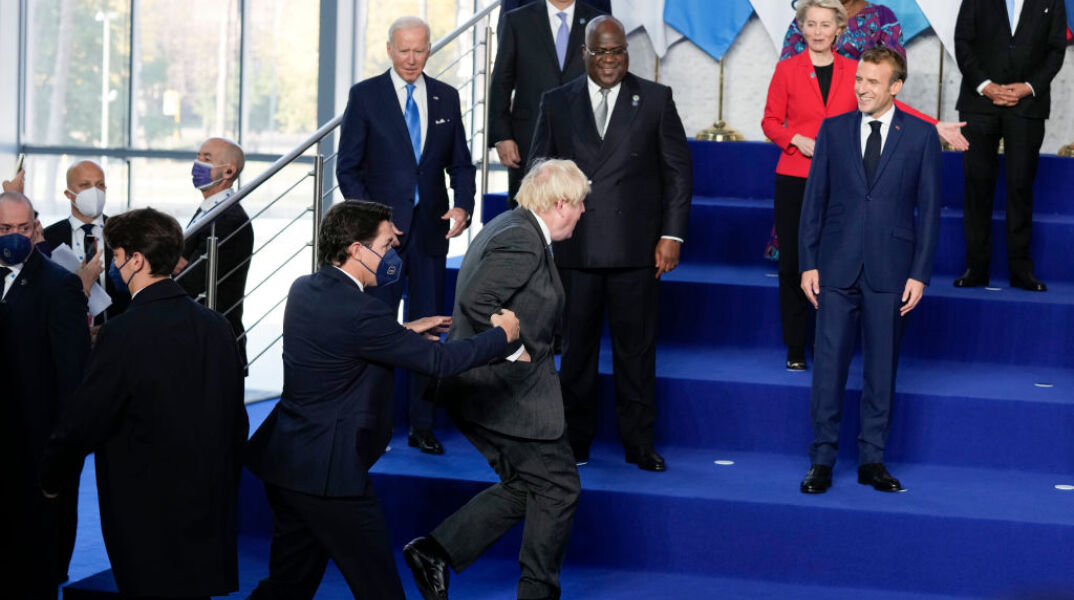 O Εμανουέλ Μακρόν και άλλοι ηγέτες των G20 περιμένουν τον Μπόρις Τζόνσον