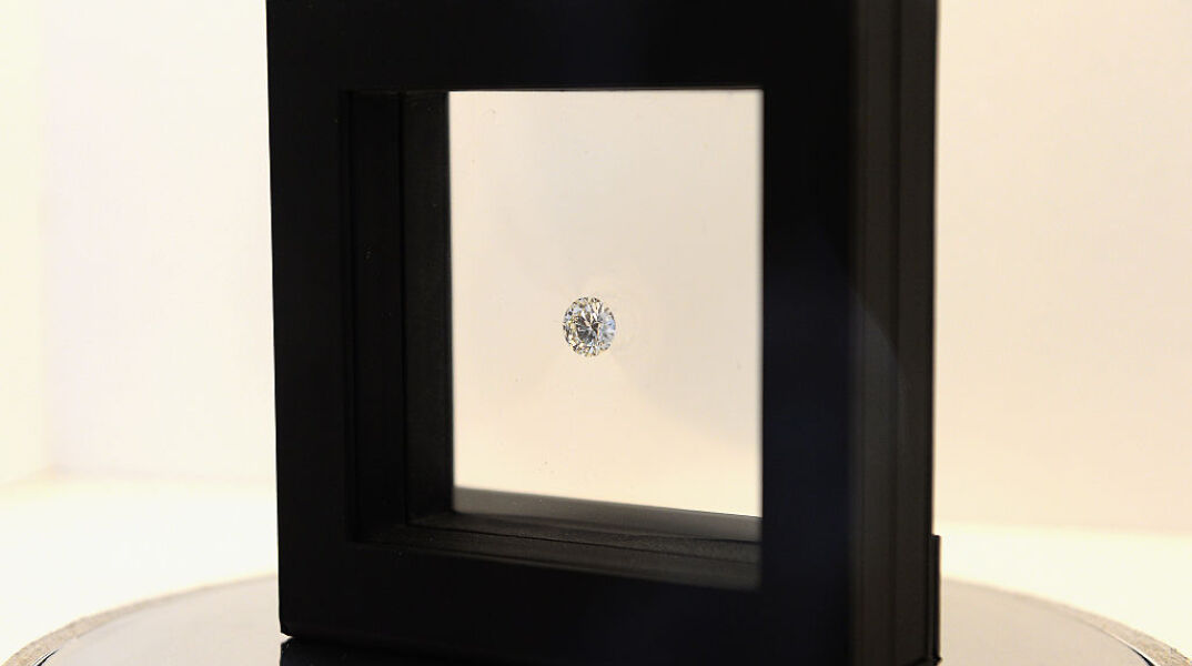 Παραλίγο να πετάξει δαχτυλίδι αξίας 2 εκατομμυρίων λιρών