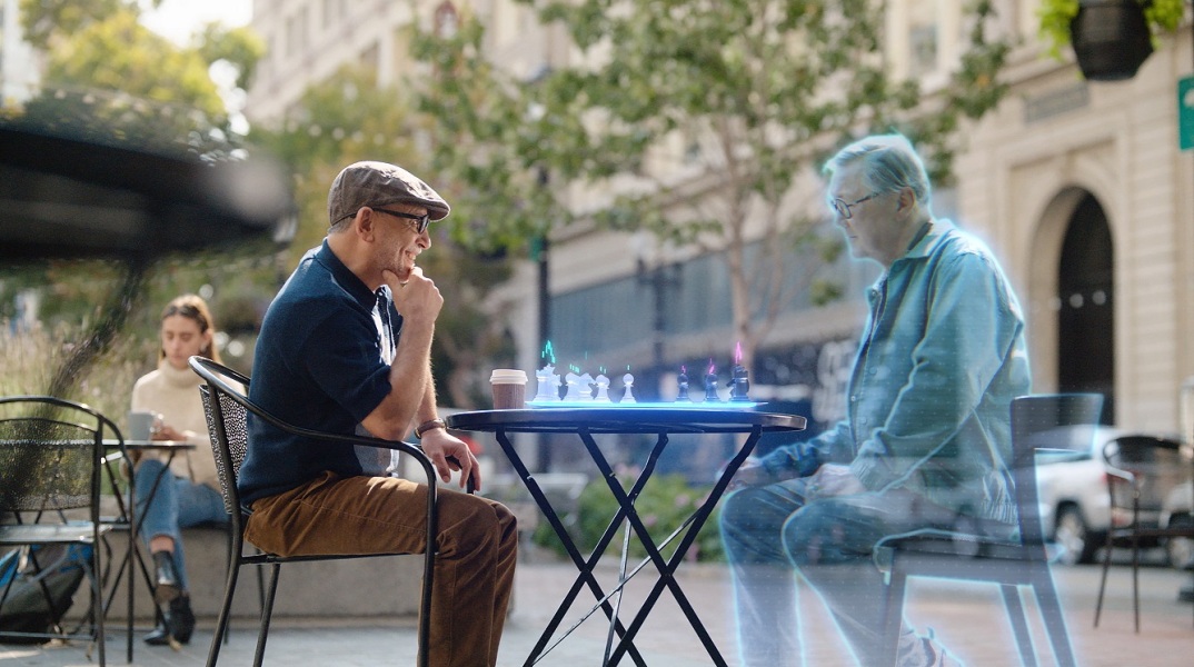 Άνθρωπος που παίζει σκάκι με ανθρώπινο ολόγραμμα