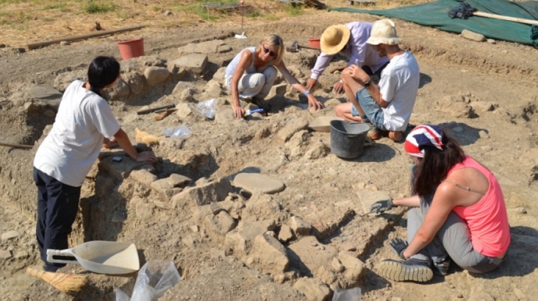 Χάλκινα ξίφη και πολύτιμα σύνολα κτερισμάτων στην πρώτη ανασκαφή στην Τράπεζa Αιγιαλείας 