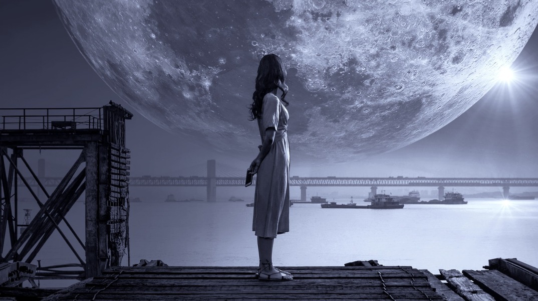 Εικονογράφηση που απεικονίζει γυναίκα να κοιτά έναν πλανήτη