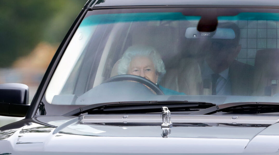 στο τιμόνι η βασίλισσα Ελισάβετ