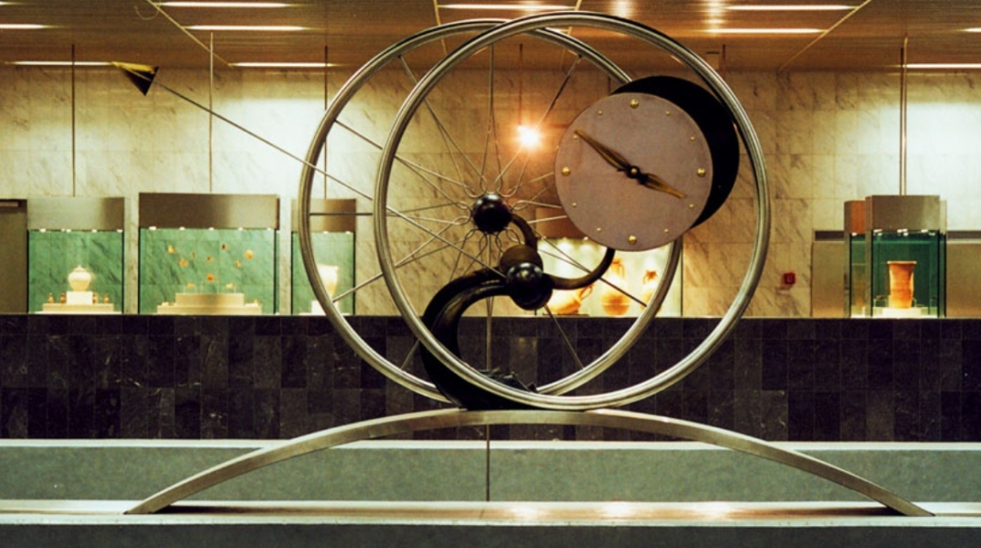 Θόδωρος, "Το ωρολόγιον του μετρό" (2001) στον σταθμό της πλατείας Συντάγματος
