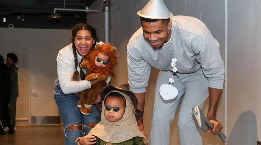 Ο Γιάννης Αντετοκούνμπο με την οικογένειά του