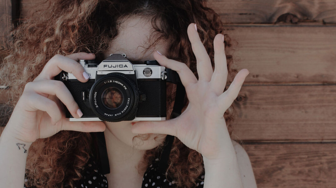 Γυναίκα με παλιά φωτογραφική μηχανή