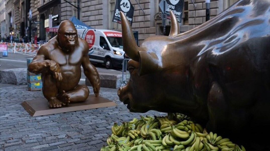 Ο μπρούτζινος γορίλας Harambe απέναντι στο «Charging Bull»