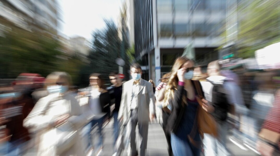 Πολίτες με μάσκα στο κέντρο της Αθήνας