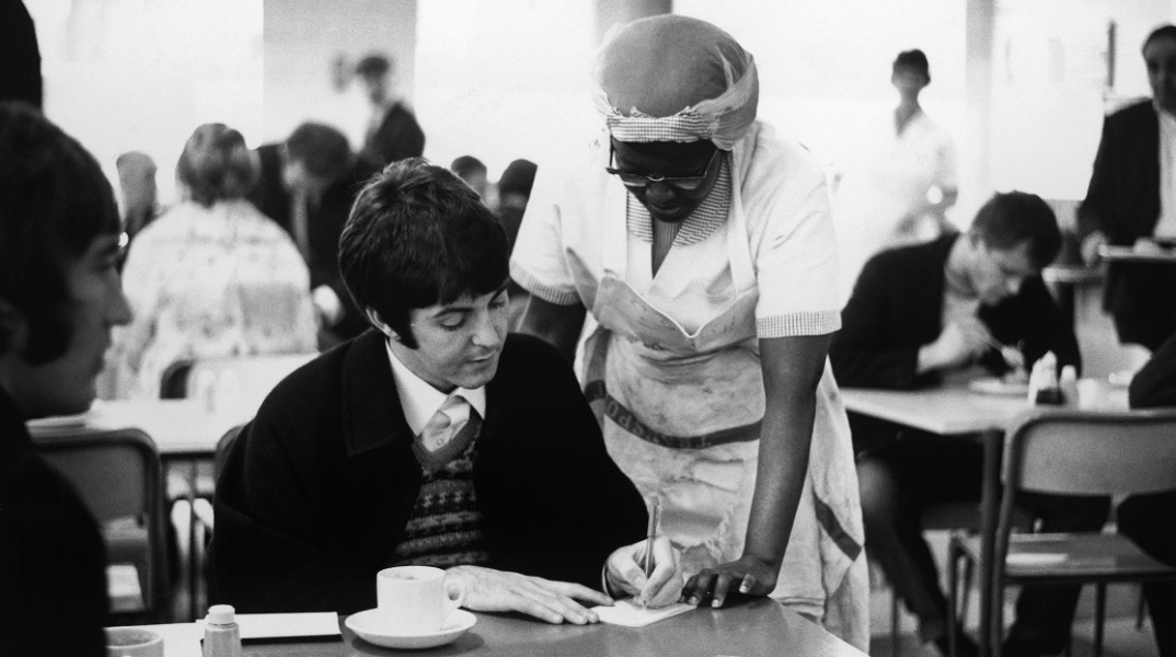 Ο Paul McCartney υπογράφει αυτόγραφο στο Allsop Place, Λονδίνο, 1967