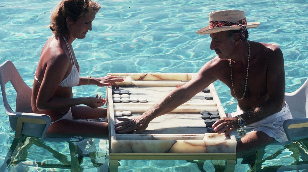 Η Carmen Alvarez παίζει τάβλι με τον Frank “Brandy” Brandsetter, έναν κατάσκοπο πληροφοριών των ΗΠΑ.