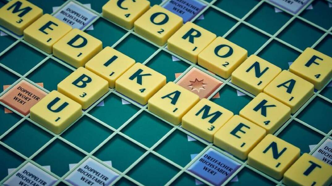 Scrabble με λέξεις σχετικές με τον κορωνοιο