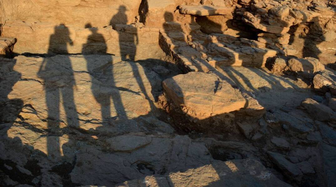 Φωτογραφία στο εξώφυλλο της συλλογής «Ποιήματα» του Ηλία Ευθυμιόπουλου (εκδ. ATHENS VOICE BOOKS)