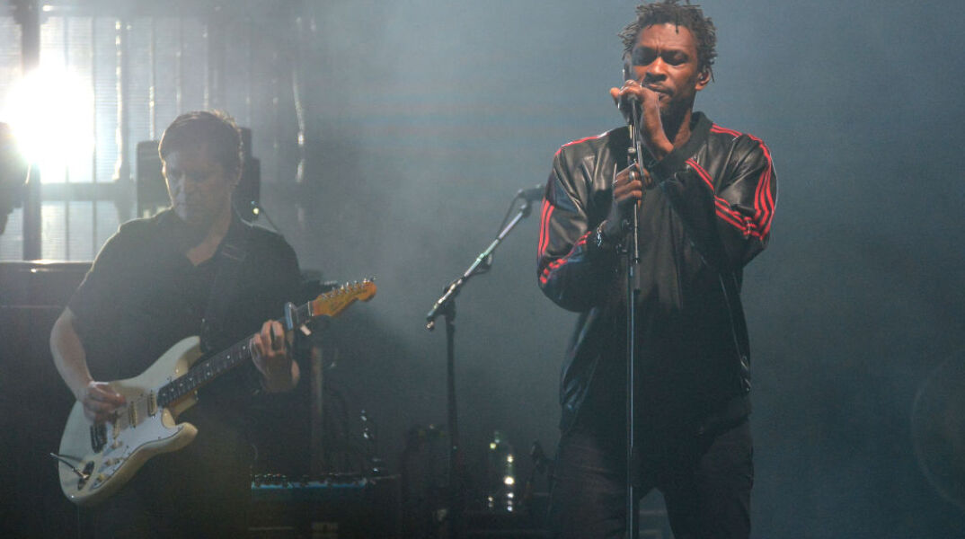 Οι Massive Attack δωρίζουν δύο prints του Banksy σε φιλανθρωπική δημοπρασία και σπάνε το παγκόσμιο ρεκόρ τιμής πώλησης για έργο του καλλιτέχνη