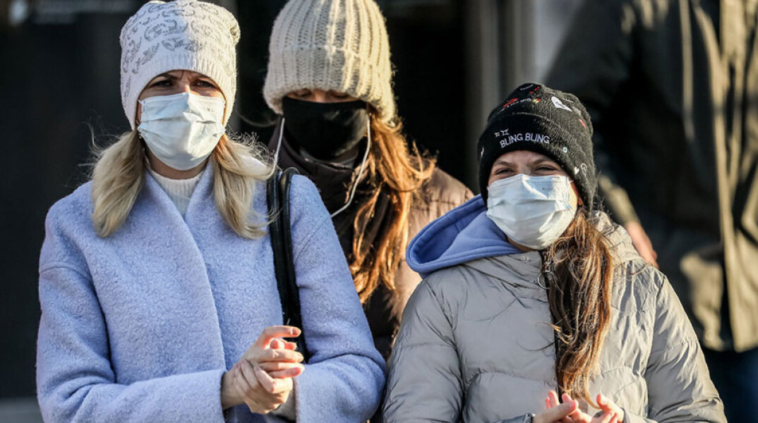 Γυναίκες με μάσκα για τον κορωνοϊό στη Μόσχα