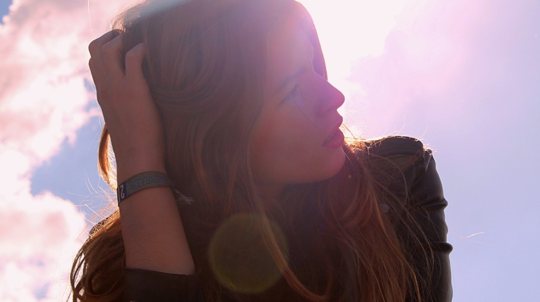 Ενα κορίτσι κοιτάει μακριά από τον φακό.