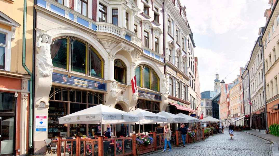 Λετονία: Το κοινοβούλιο ενέκρινε νόμο που επιτρέπει σε επιχειρήσεις να απολύουν ανεμβολίαστους εργαζομένους	