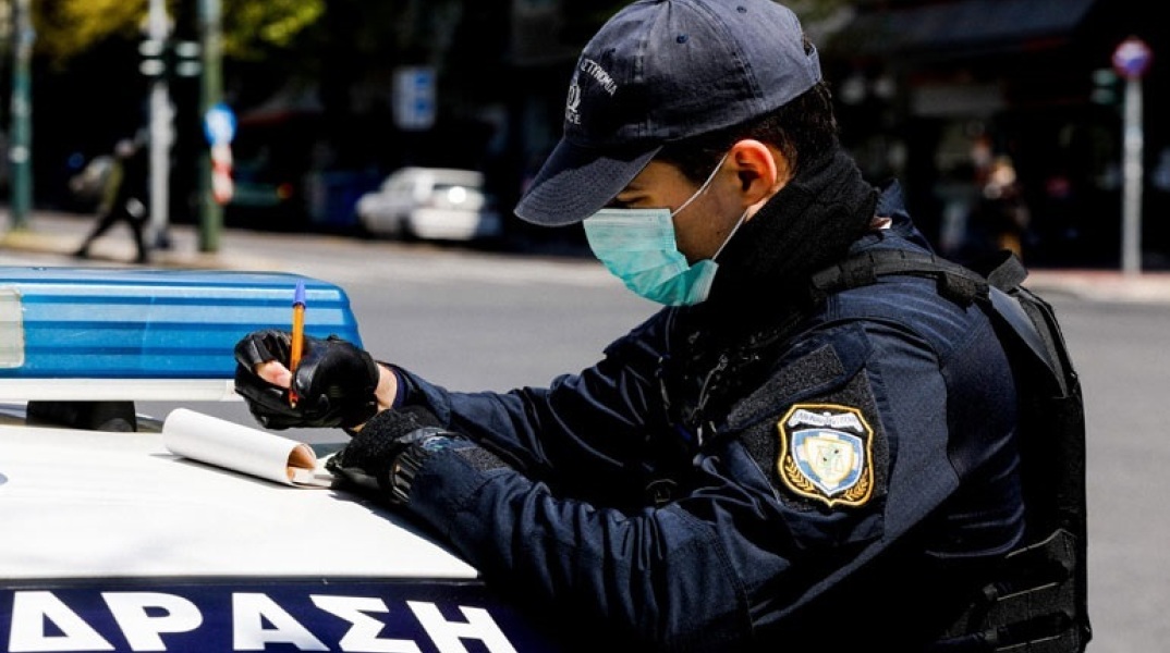 Νέα μέτρα για ανεμβολίαστους: Τι αλλάζει από αύριο - Χιλιάδες αστυνομικοί στους δρόμους
