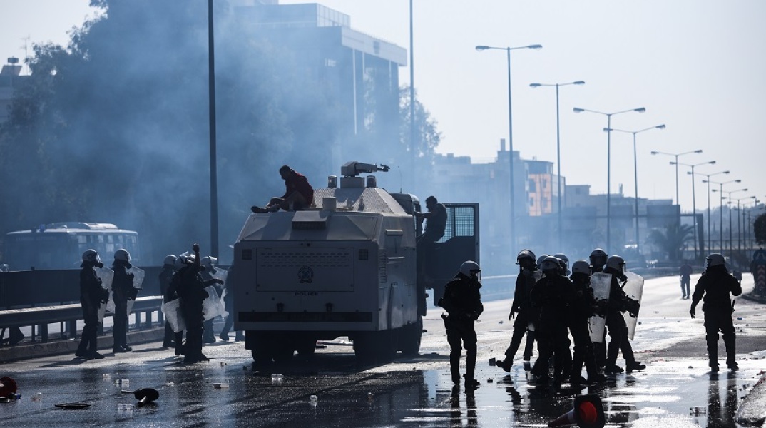 Επεισόδια έξω από το υπουργείο Κλιματικής Κρίσης και Πολιτικής Προστασίας επί της λεωφόρου Κηφισίας ανάμεσα σε πυροσβέστες και Αστυνομία 