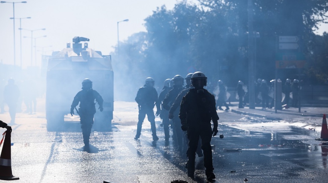 Επεισόδια έξω από το υπουργείο Κλιματικής Κρίσης και Πολιτικής Προστασίας επί της λεωφόρου Κηφισίας ανάμεσα σε πυροσβέστες και Αστυνομία κατά την συγκέντρωση των πυροσβεστών