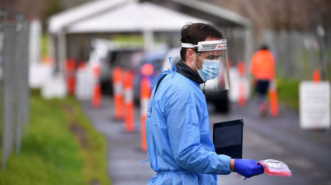 Υγειονομικός στη Γερμανία με μάσκα και προστατευτικό εξοπλισμό για τον κορωνοϊό έξω από νοσοκομείο (ΦΩΤΟ ΑΡΧΕΙΟΥ)