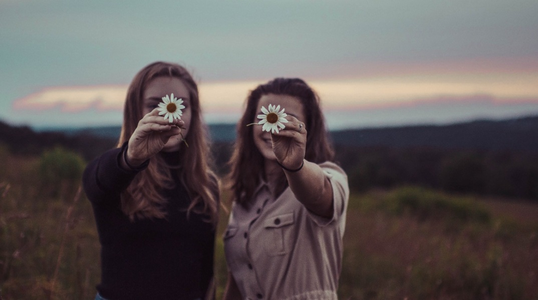 Δυο κορίτσια κρατούν δυο μαργαρίτες, 