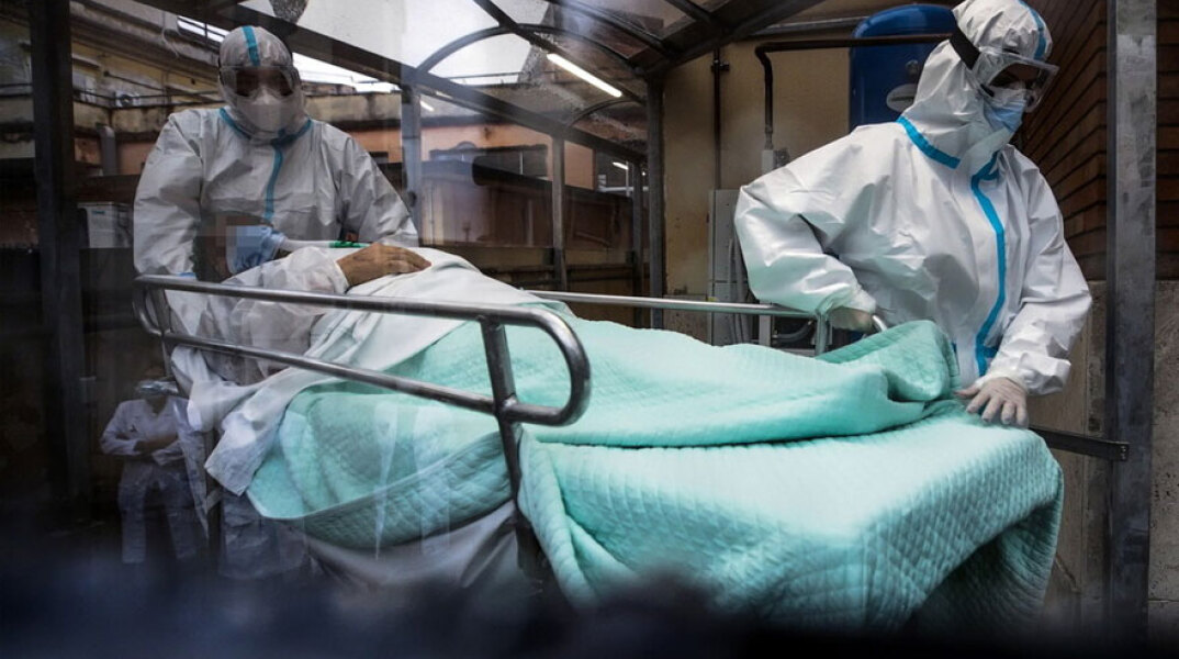 Υγειονομικοί μεταφέρουν ασθενή με κορωνοϊό (ΦΩΤΟ ΑΡΧΕΙΟΥ) - Σε έξαρση η πανδημία Covid-19 στην Τουρκία