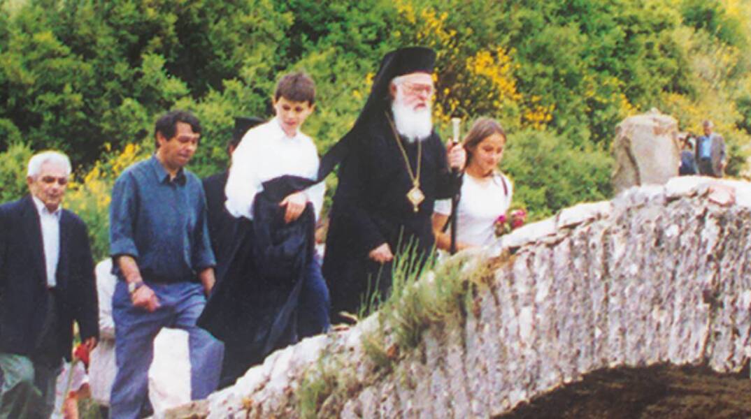 Aρχιεπίσκοπος Αναστάσιος πορευόμενος: Συνομιλίες με τη Νατάσα Μπαστέα και τον Μάκη Προβατά (εκδ. Πατάκη)