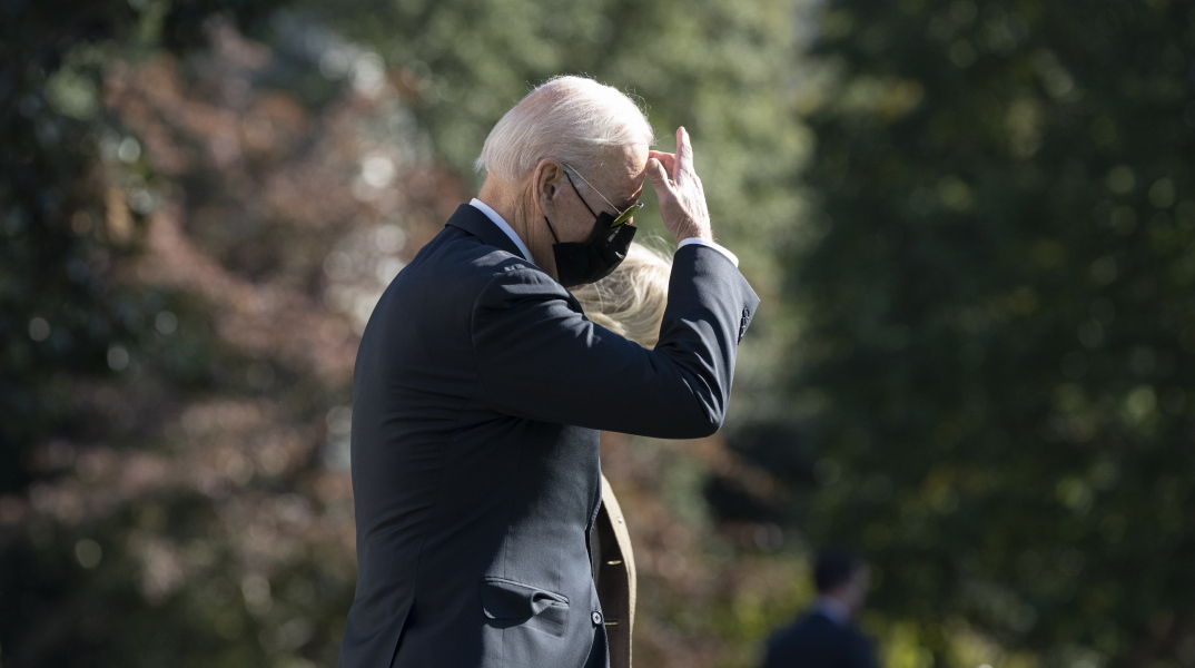 Η αμερικανική Δικαιοσύνη αναστέλλει το μέτρο του προέδρου Μπάιντεν για υποχρεωτικό εμβολιασμό σε εταιρείες.