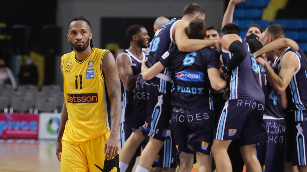 ΑΕΚ - Κολοσσός Ρόδου 82-85. Σπουδαίο διπλό για τους φιλοξενούμενους στην 6η αγωνιστική της Basket League, που έφυγαν με το διπλό από το κλειστό των Άνω Λιοσίων.