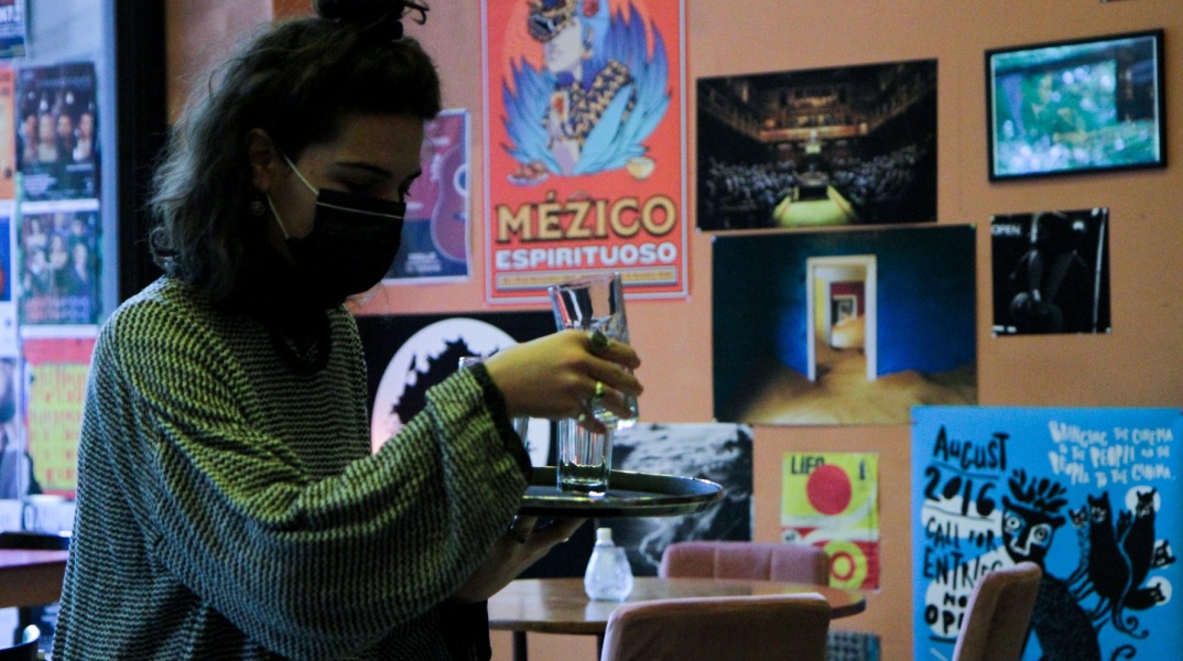 Σε εφαρμογή τίθεται από σήμερα Σάββατο σειρά νέων μέτρων για τους ανεμβολίαστους. Κλιμάκια ελέγχου πραγματοποιούν εντατικούς ελέγχους.