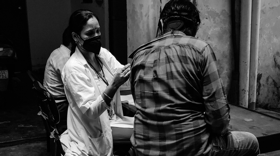 Τραγωδία σε νοσοκομείο της δυτικής Ινδίας, τουλάχιστον 11 ασθενείς με κορωνοϊό έχασαν τη ζωή τους σήμερα, όταν ξέσπασε πυρκαγιά στη μονάδα. 